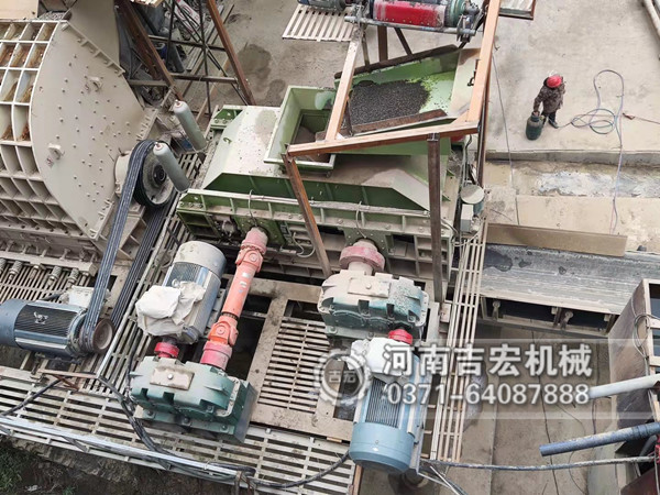 制砂設(shè)備用啥好-用吉宏液壓對輥破碎機??！