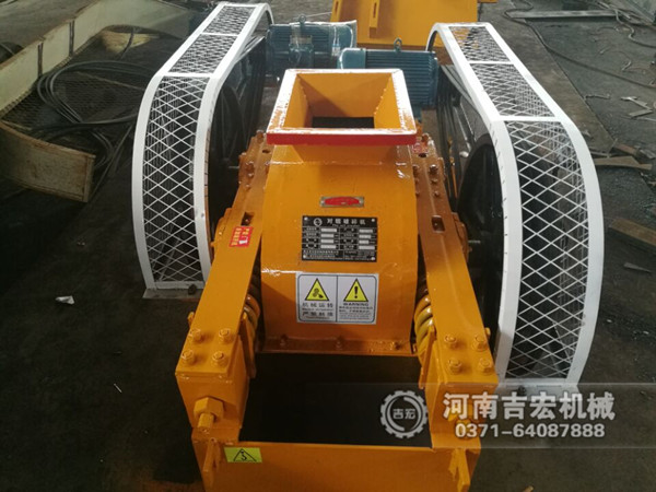 200×450對(duì)輥破碎機(jī)發(fā)往貴州_破碎石英砂