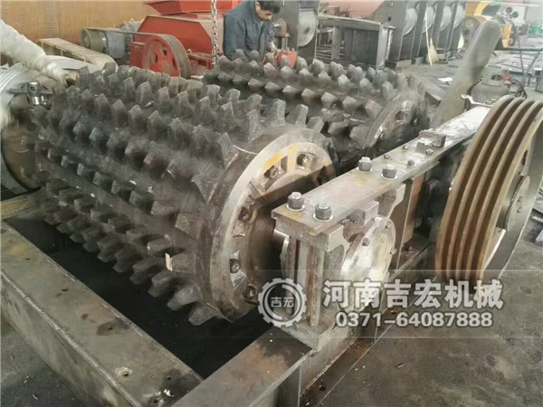 900×1200移動雙齒輥破碎機(jī)發(fā)往西安