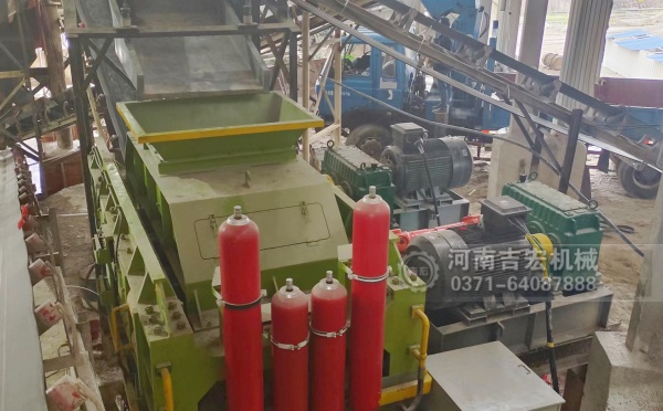 破碎輝綠巖總走彎路？對輥機用實力告訴你：選對設(shè)備多重要！