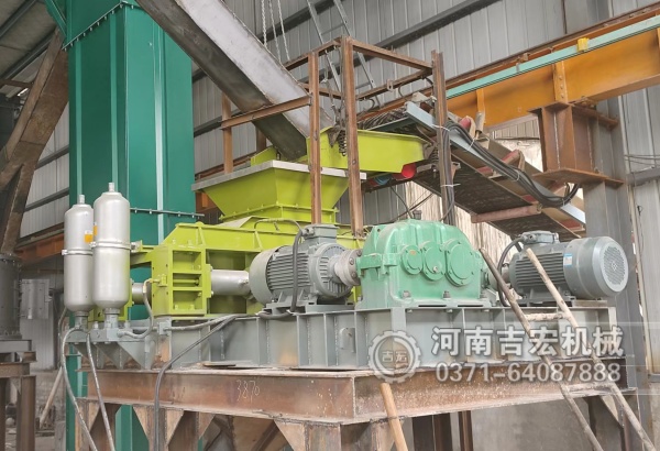 吉宏機(jī)械對(duì)輥制砂機(jī)：高耐磨輥皮+液壓調(diào)節(jié)，破碎效率提升30%！