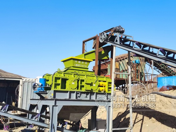 沙子超細(xì)粉碎機(jī)哪種效果好,推薦四輥破碎機(jī)！